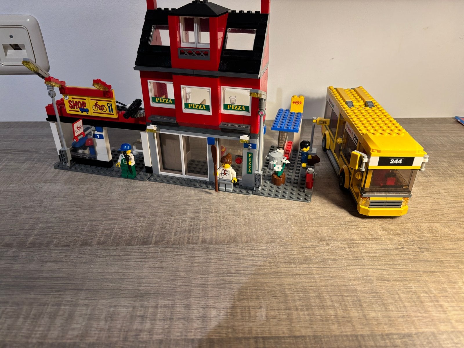 Lego City 7641 Straathoek met bus, pizzeria en fietsenwinkel, City, Lego, Ophalen of Verzenden, Zo goed als nieuw