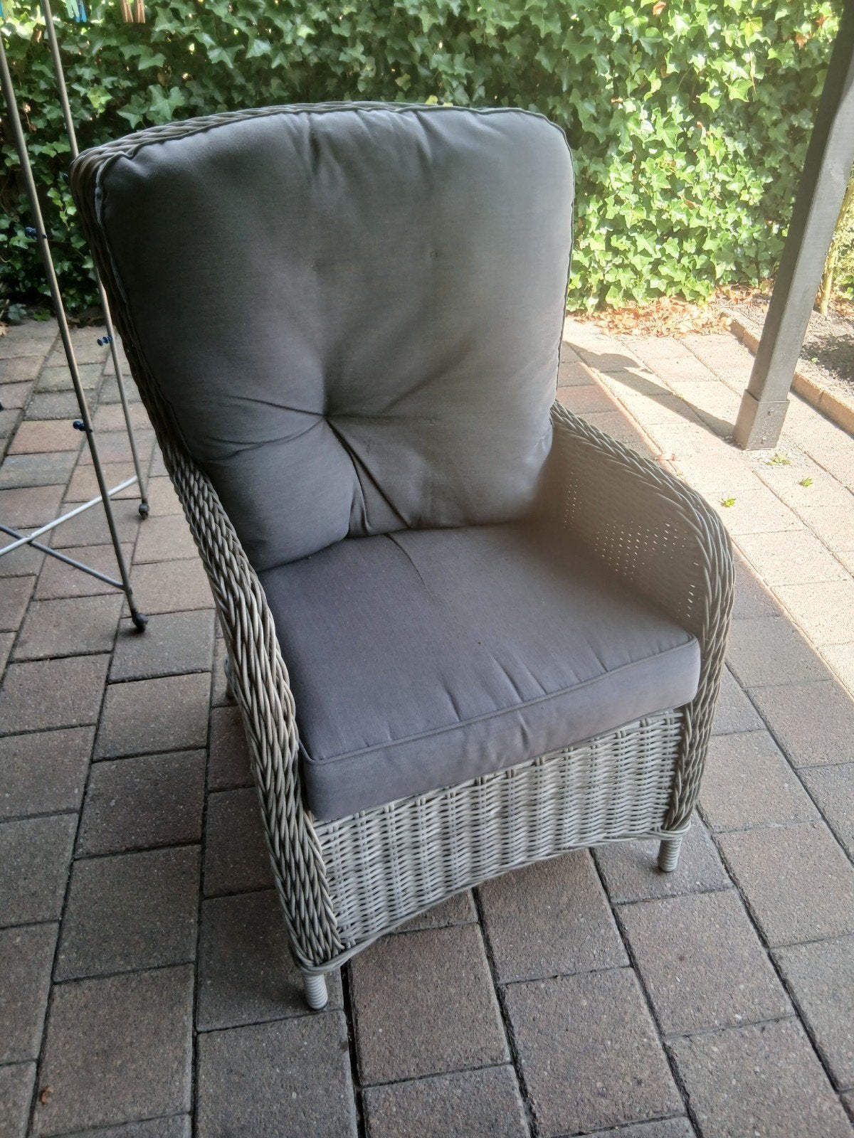 Comfortabele grijze wicker tuinstoel met kussens, Ophalen