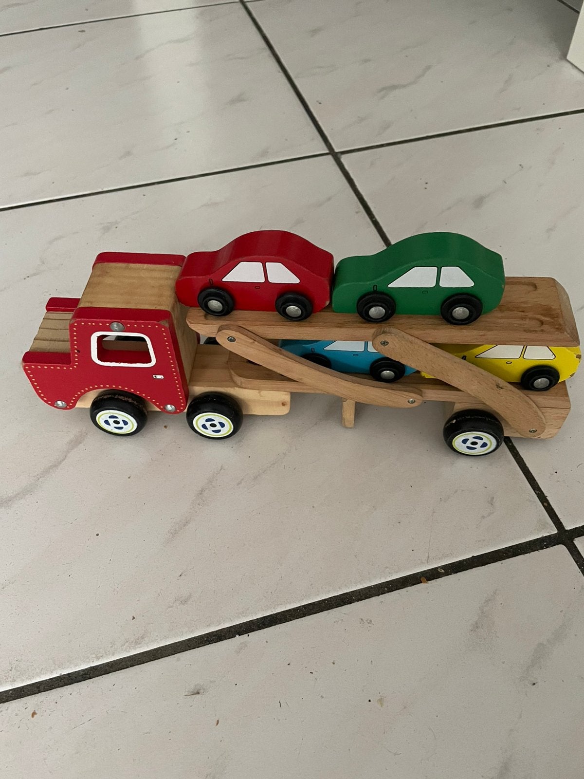 Grote auto met kleine auto’s van hout., Ophalen, Gebruikt
