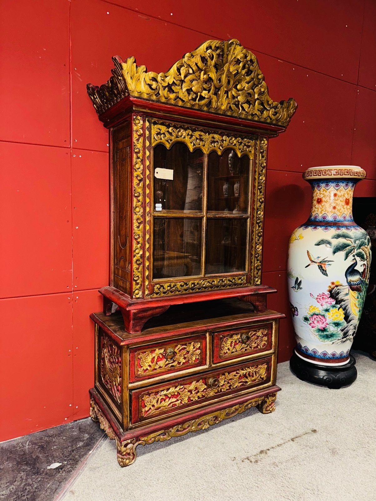 Chinese / Indische Peranakan vitrine op ladekast, Ophalen
