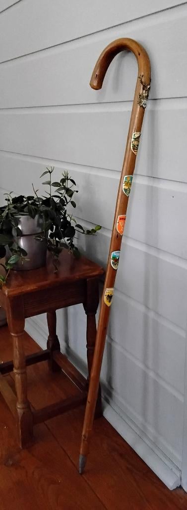 Oude houten wandelstok met metalen stokplaatjes - Duitsland, Diversen, Wandelstokken, Gebruikt, Ophalen of Verzenden