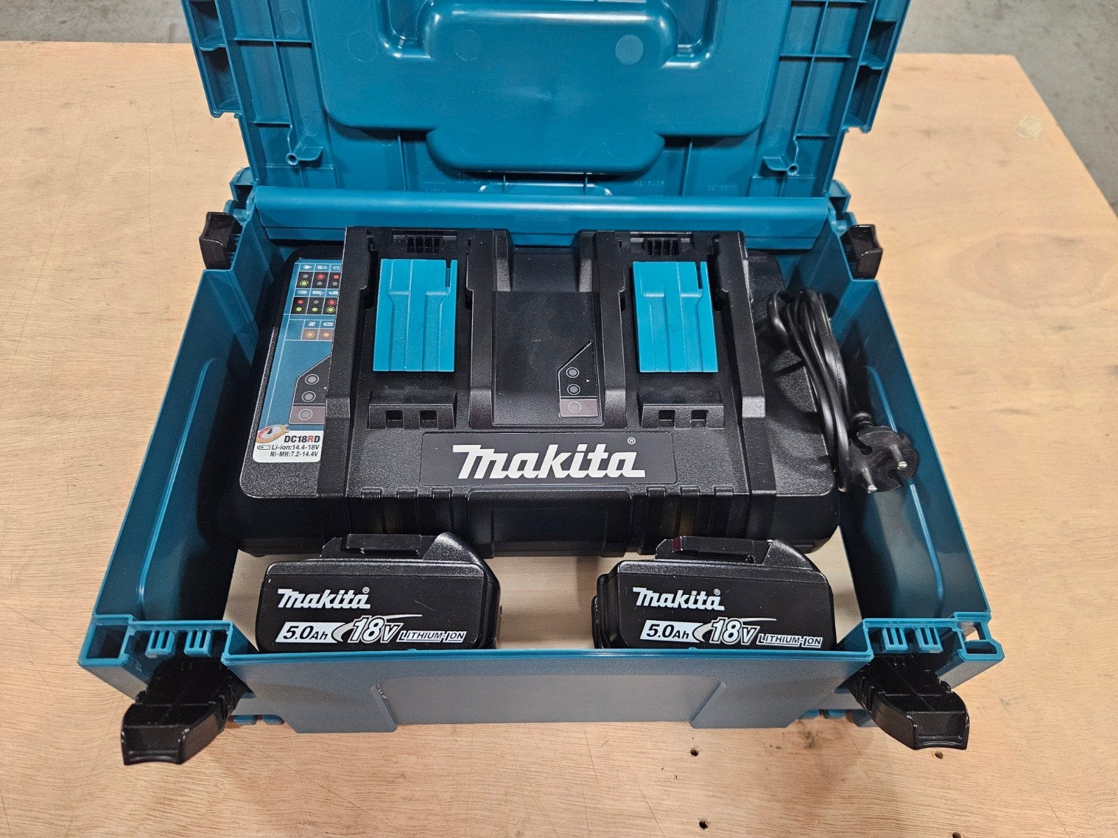 Nieuwe Makita duo lader met 4 nieuwe accu's, Ophalen of Verzenden, Nieuw