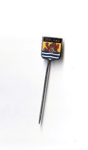 emaille speld met het wapen van de provincie Zeeland, Ophalen of Verzenden, Gebruikt, Overige onderwerpen, Speldje of Pin