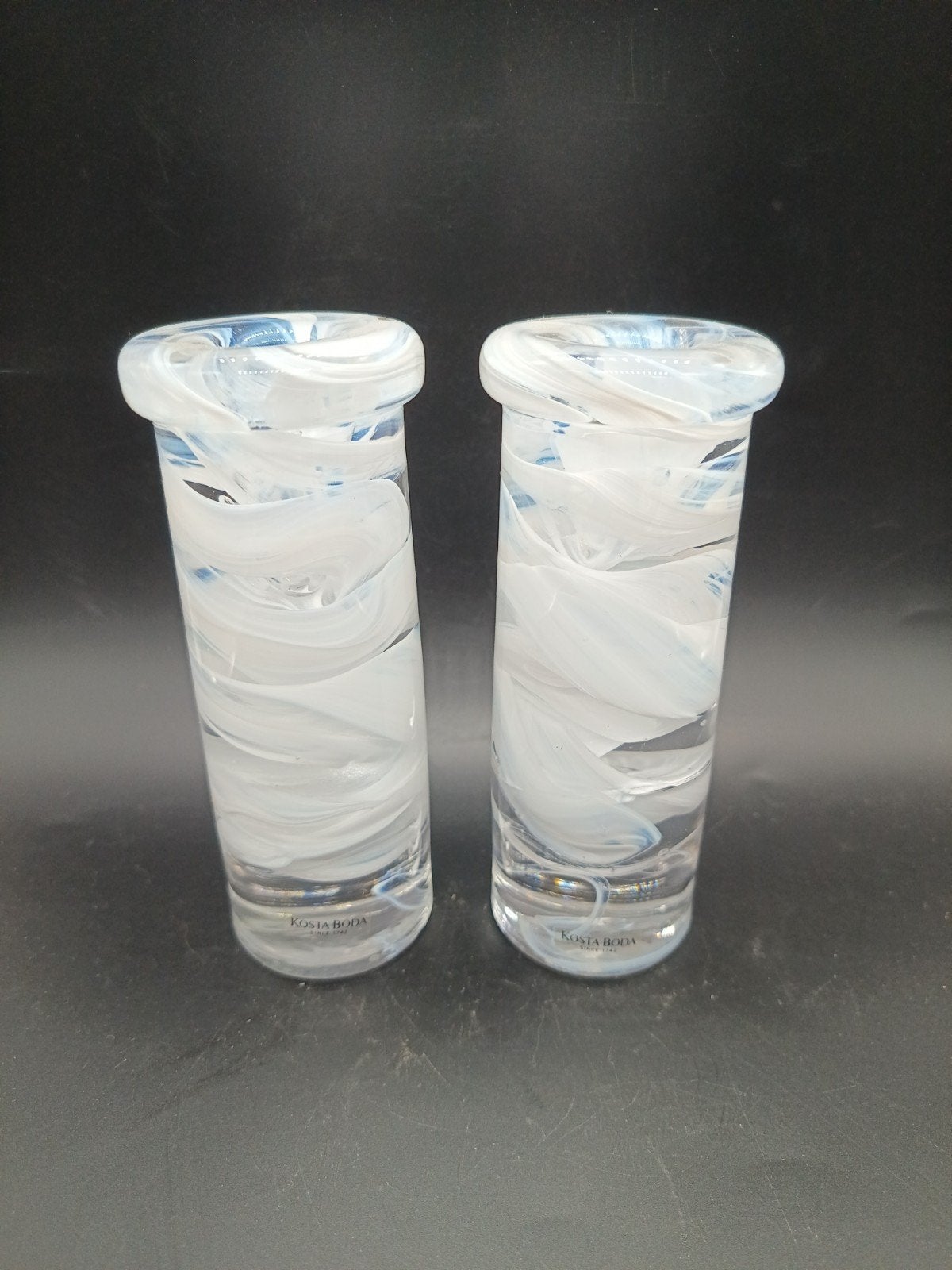 Set van 2 Kosta Boda Atoll kandelaars, wit/blauw, 15 cm, Huis en Inrichting, Atoll, Kosta Boda, Wit, Kosta boda