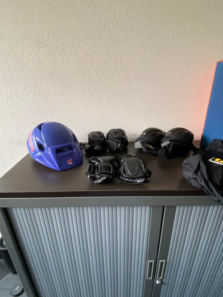 Maat M Carrera helm en beschermers set voor skaten/skeeleren, Ophalen, Gebruikt
