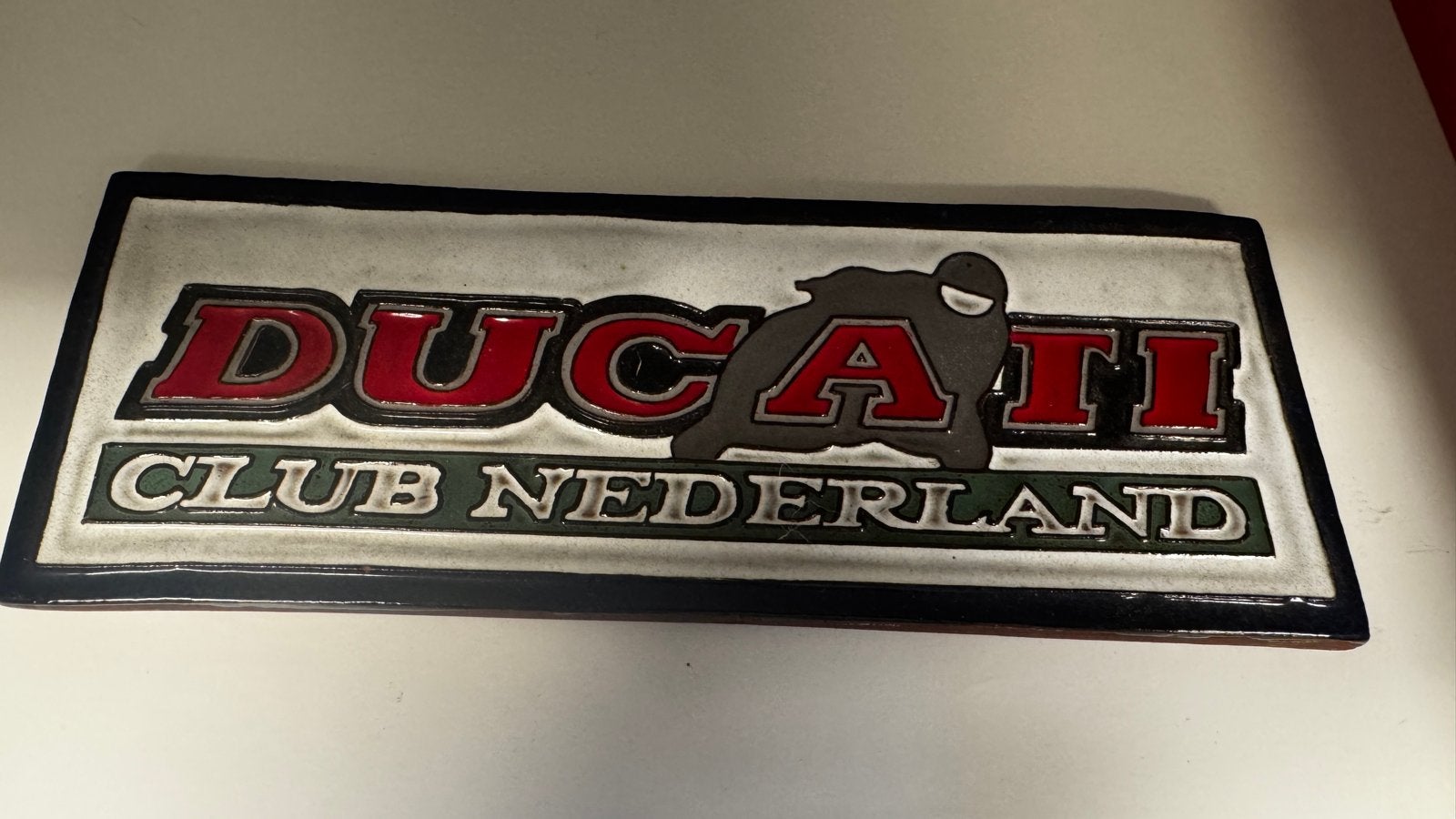 Ducati Club Nederland Keramiek Plaquette - Potters Ceramic A, Verzamelen, Automerken, Motoren en Formule 1, Ophalen, Zo goed als nieuw