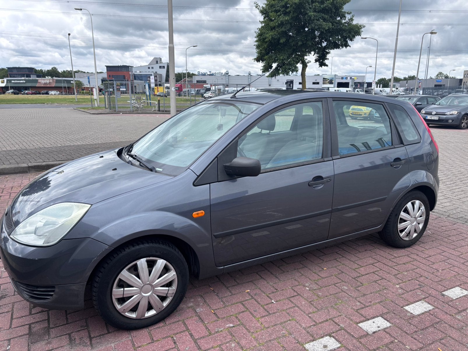 Ford Fiësta 1.3 8V 5DR 2003 Grijs, Auto's, Ford, 1299 cc, 4 cilinders, 49 €/maand, Origineel Nederlands