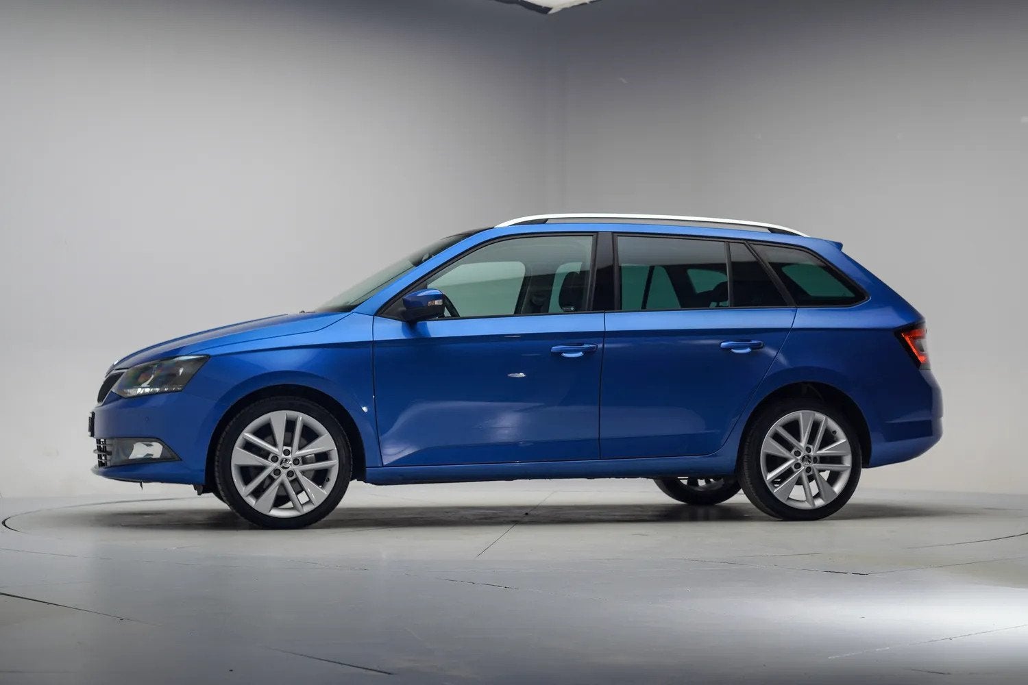 Skoda Fabia Combi 1.0 TSI Style Aut. [ Panorama Stoelverwarm, Auto's, Skoda, Gebruikt, Blauw, 49 €/maand, Automatische klimaatregeling