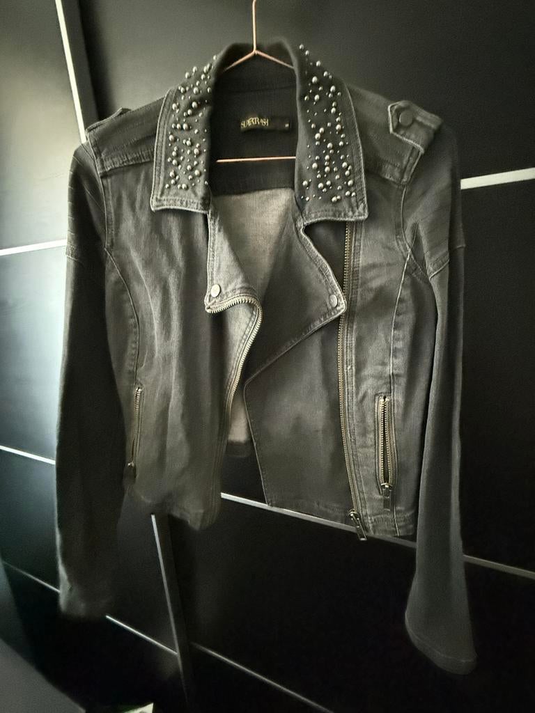 SuperTrash Jullya spijkerjack met studs, Kleding | Dames, Jassen | Zomer, Zo goed als nieuw, Maat 38/40 (M), Zwart, Ophalen of Verzenden
