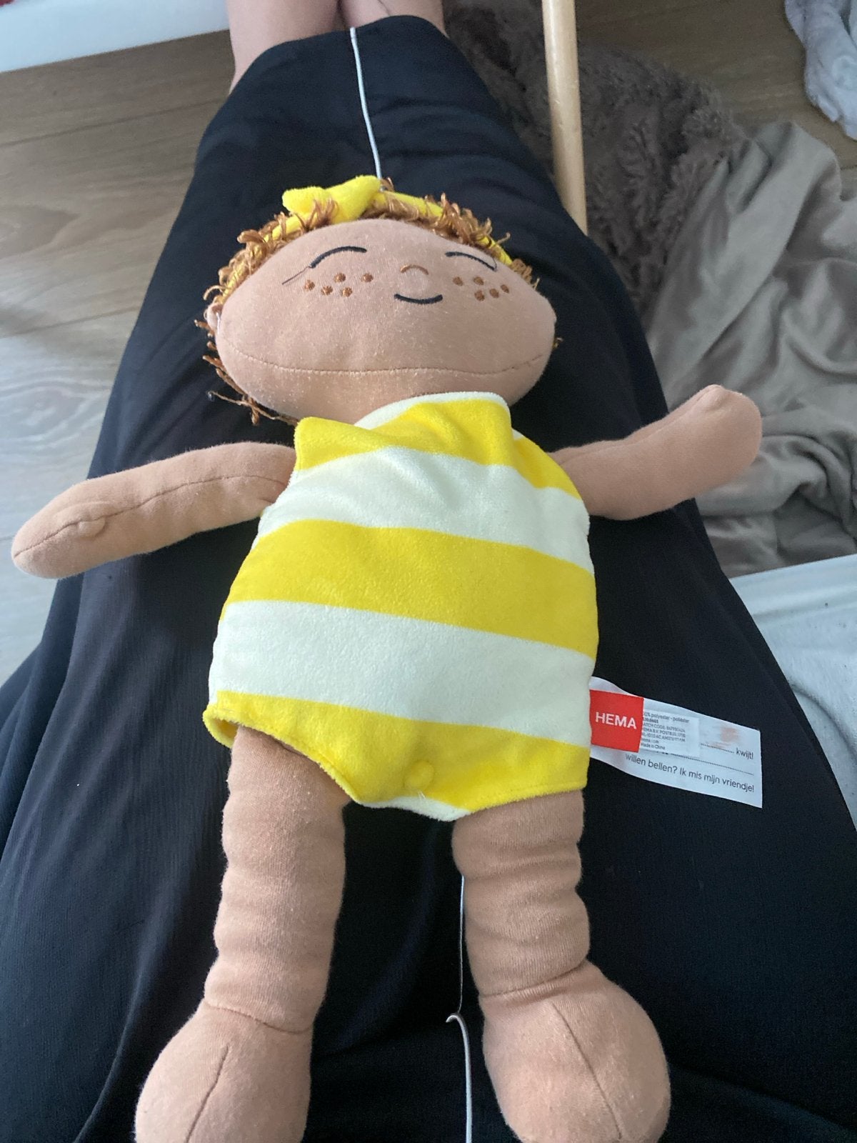 Hema knuffelpop met geel-wit gestreept pakje, Hema, Overige typen, Ophalen of Verzenden, Middelgroot (20 tot 80 cm)