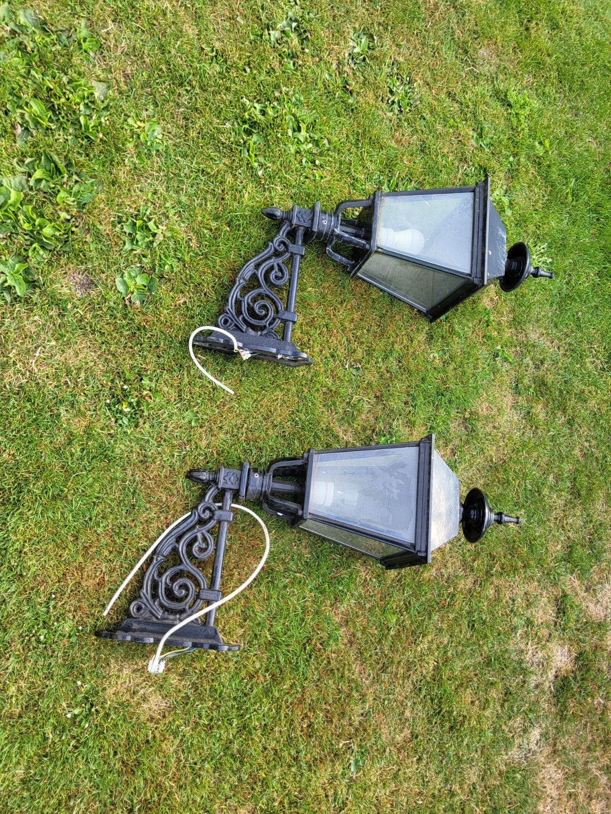 2 gietijzeren buitenlampen te koop., Tuin en Terras, Buitenverlichting, Ophalen, Gebruikt, Wandlamp, Netvoeding