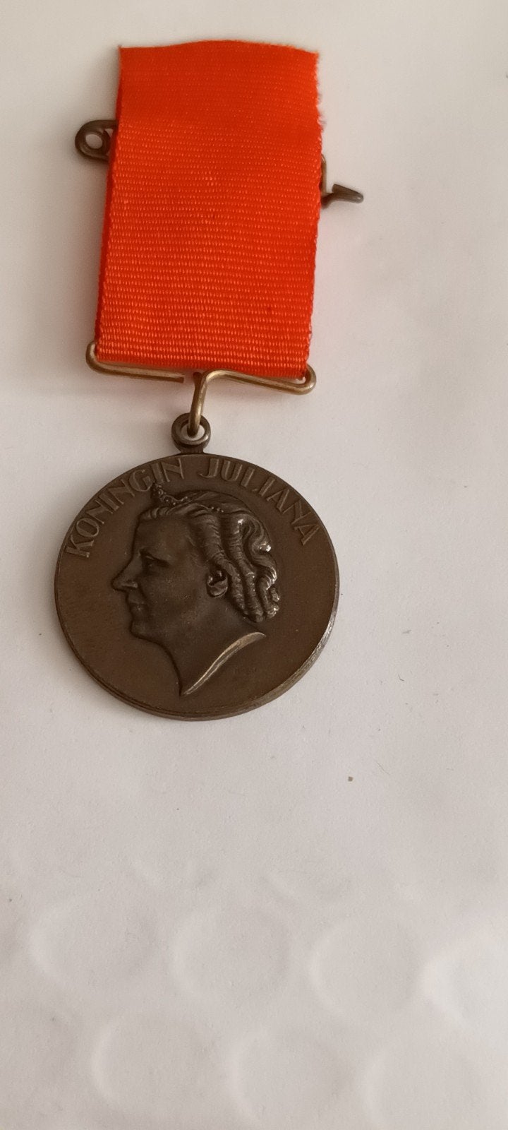 Bronzen medaille Koningin Juliana met oranje lint, Postzegels en Munten, Ophalen of Verzenden, Brons, Nederland