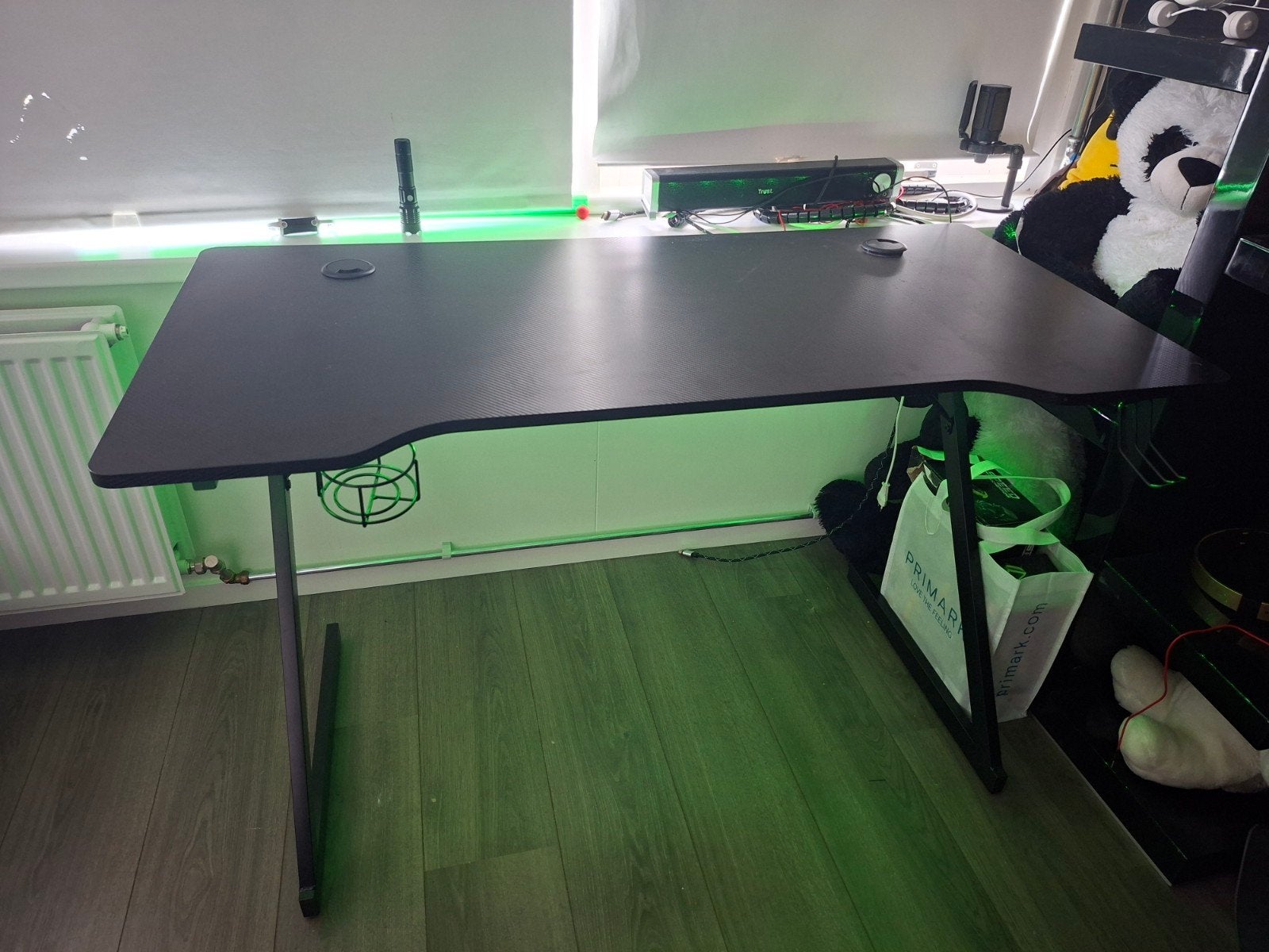 Gaming Bureau met LED-verlichting en Bekerhouder, Ophalen, Zwart, Metaal, Kabelgoot