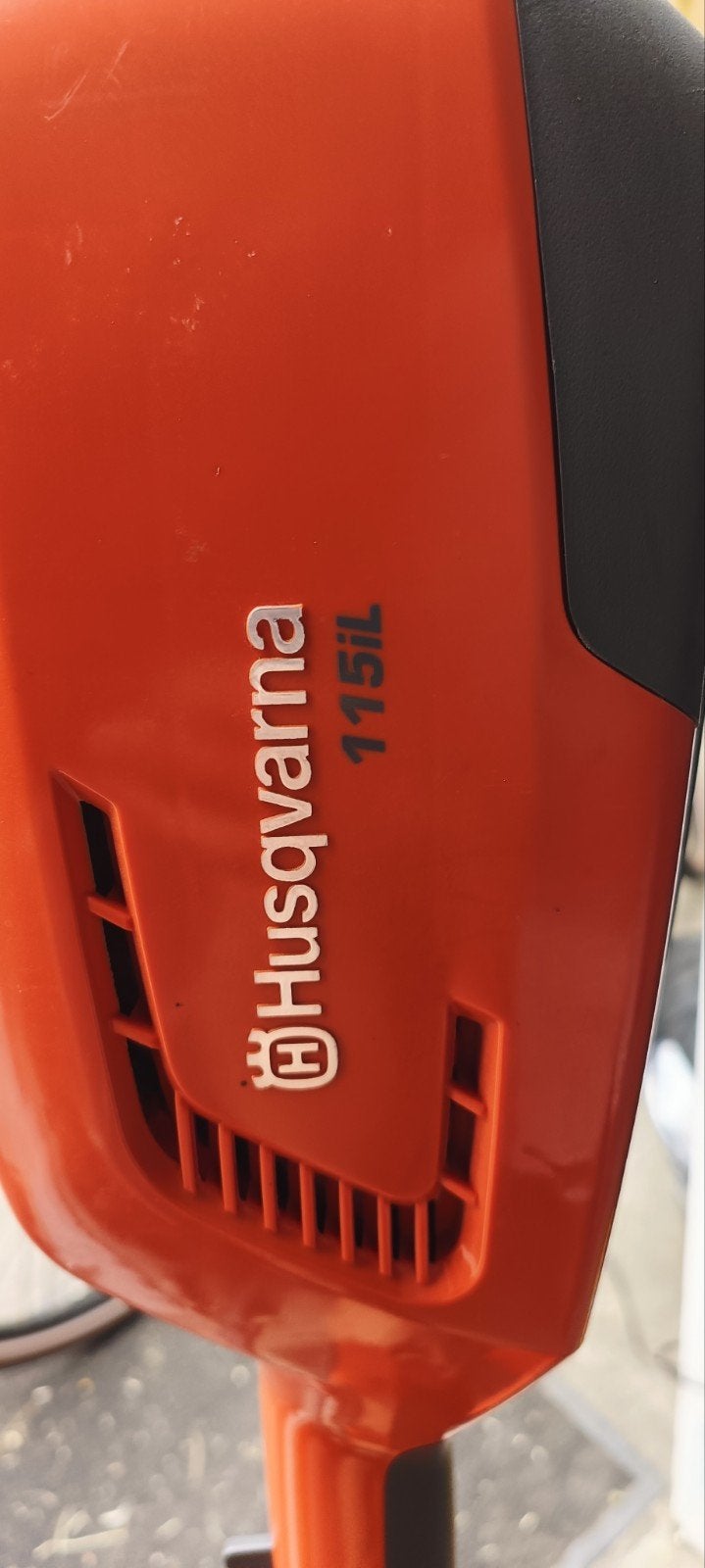 Husqvarna 115iL Accu Grastrimmer met Accu en Lader, Ophalen, Gebruikt, Accu, 30 tot 50 cm