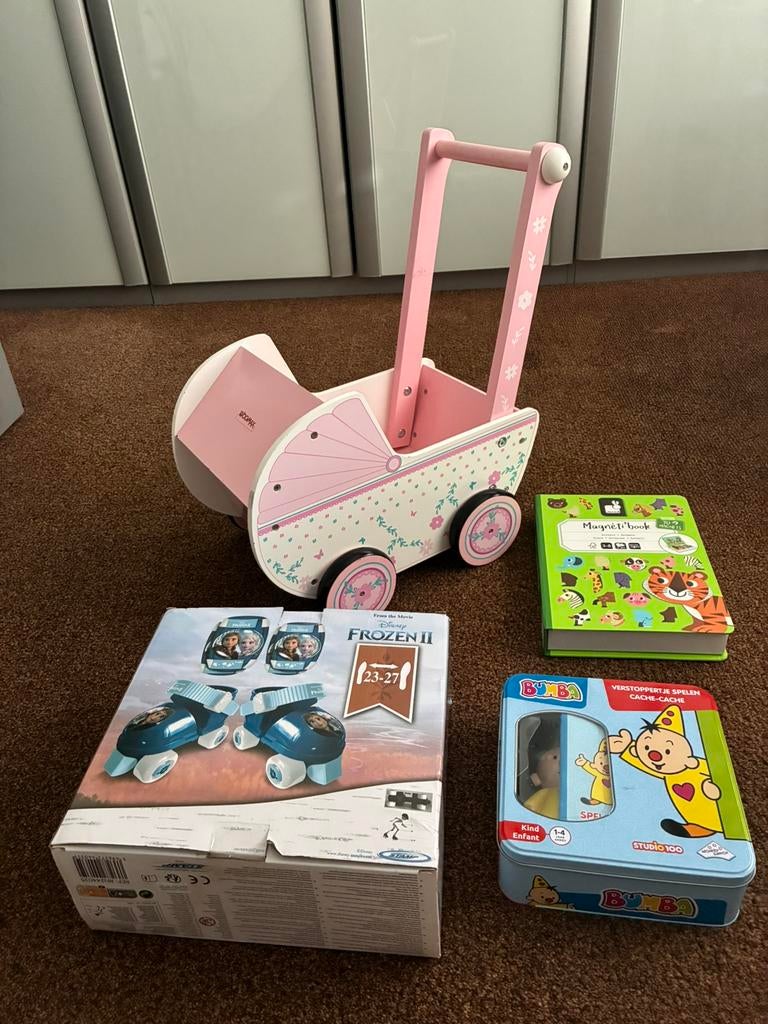 Speelgoed bumba frozen poppenwagen magnetibook, Ophalen, Zo goed als nieuw