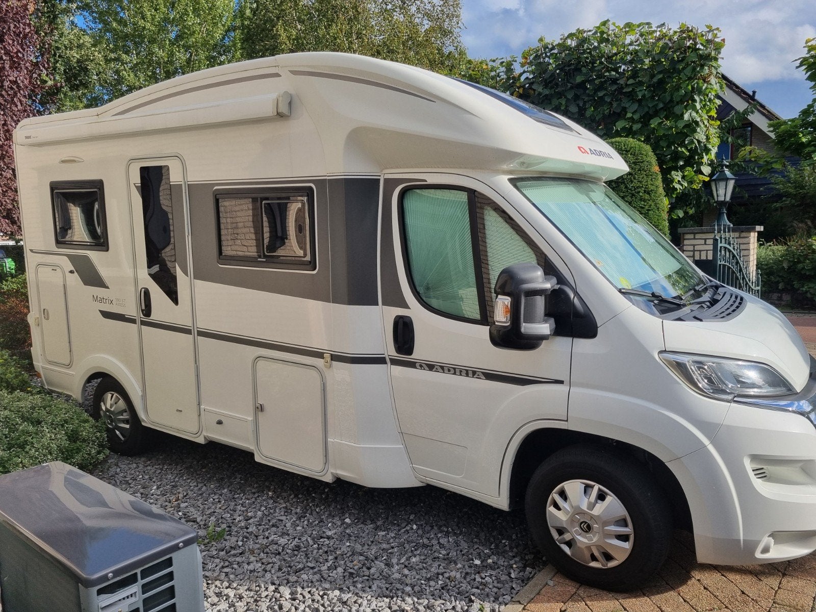 Adria matrix axess 590st en complete uitrusti, Ringverwarming, 6 tot 7 meter, Particulier, Adria