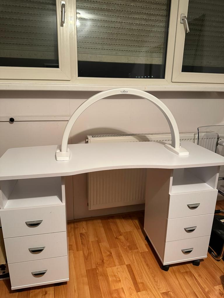 Nageltafel met (of zonder) lamp, Huis en Inrichting, Bureaus, Ophalen, Zo goed als nieuw