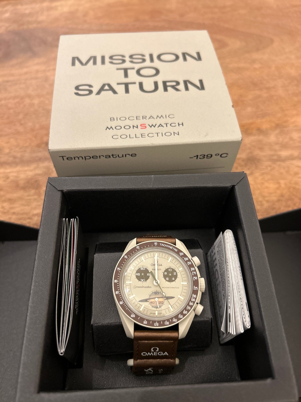 Swatch Omega Moonswatch Mission to Saturn - Nieuw in doos, Kunststof, Polshorloge, Overige materialen, Nieuw