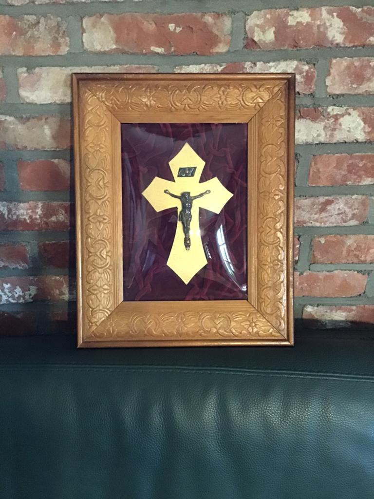 Vintage kruisbeeld achter bol glas stolp, Ophalen of Verzenden