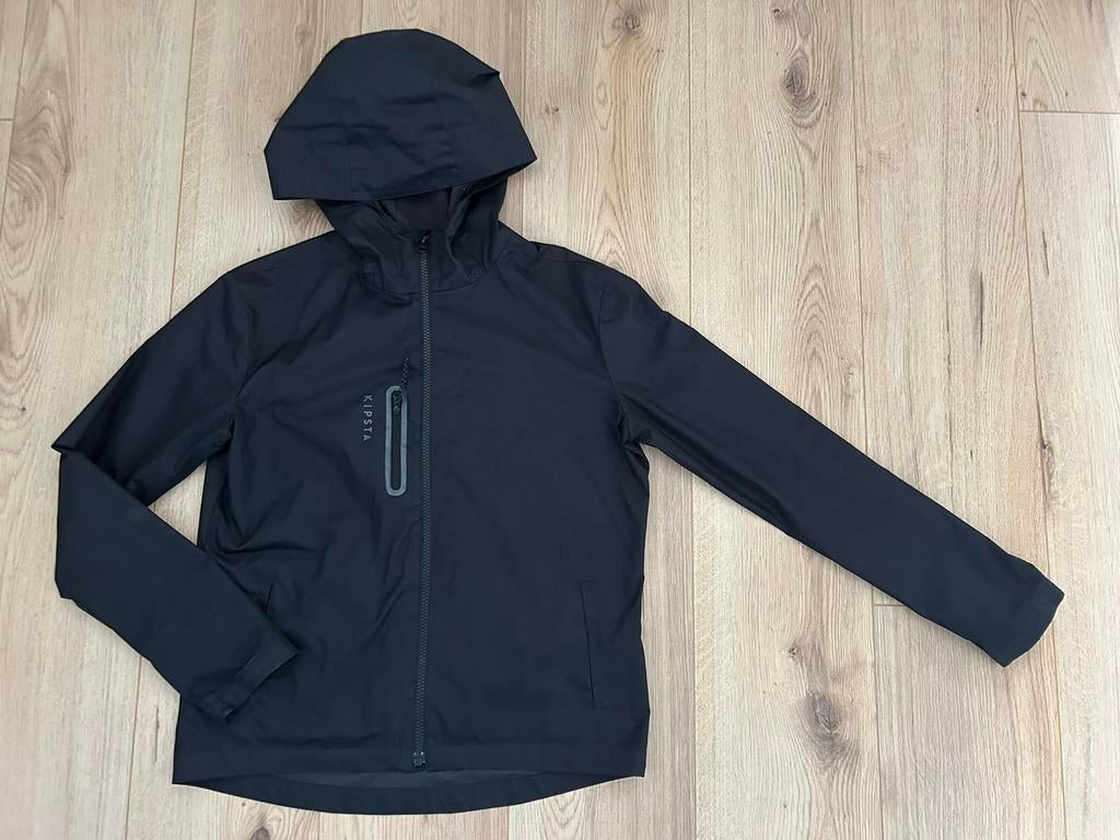 Decathlon Kipsta sportjasje regenjas zwart capuchon 152 158, Kinderen en Baby's, Ophalen of Verzenden, Zo goed als nieuw, Jongen