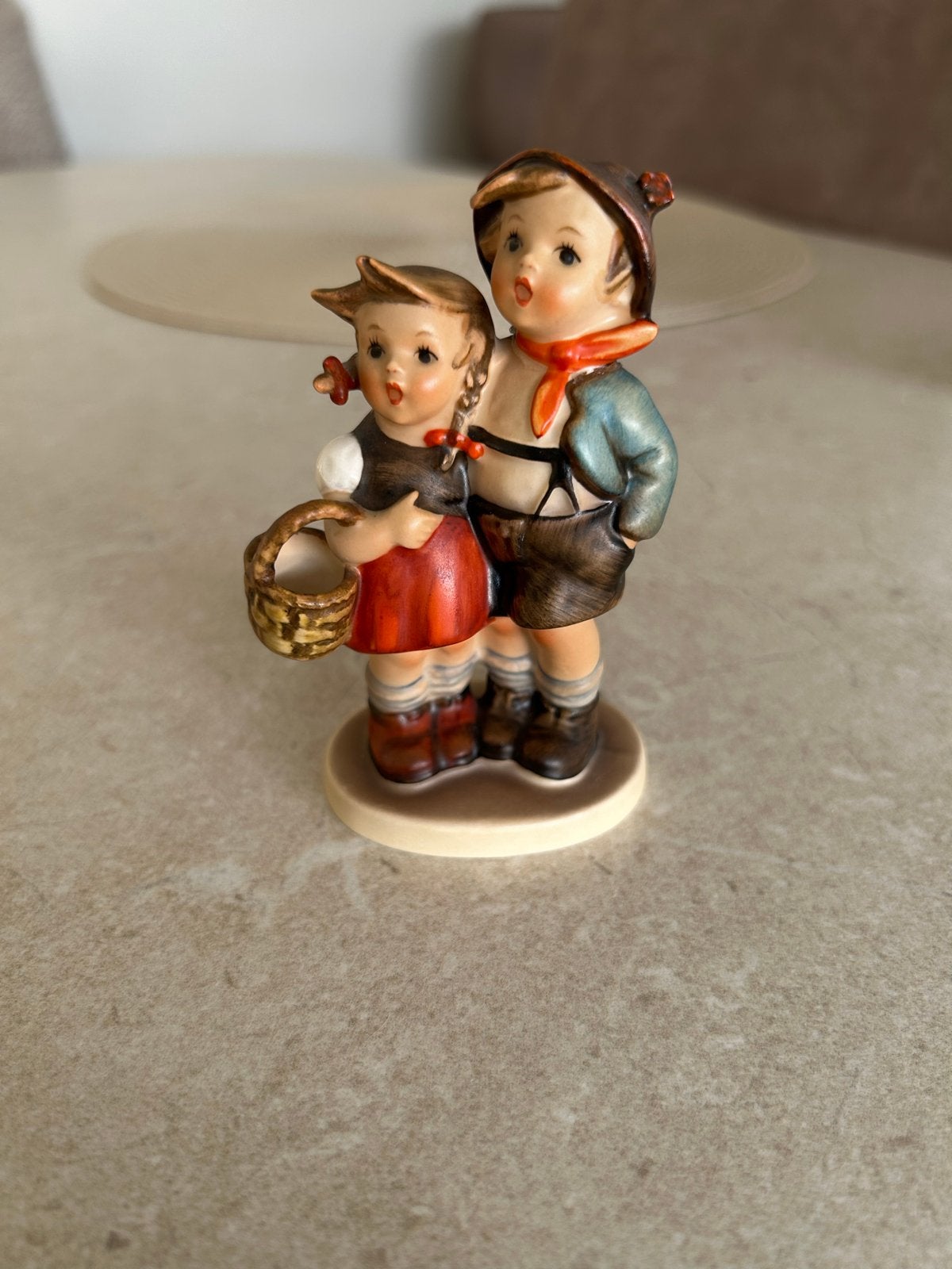 Hummel beeldje: Jongen en meisje met mandje, Ophalen of Verzenden, Gebruikt, Hummel