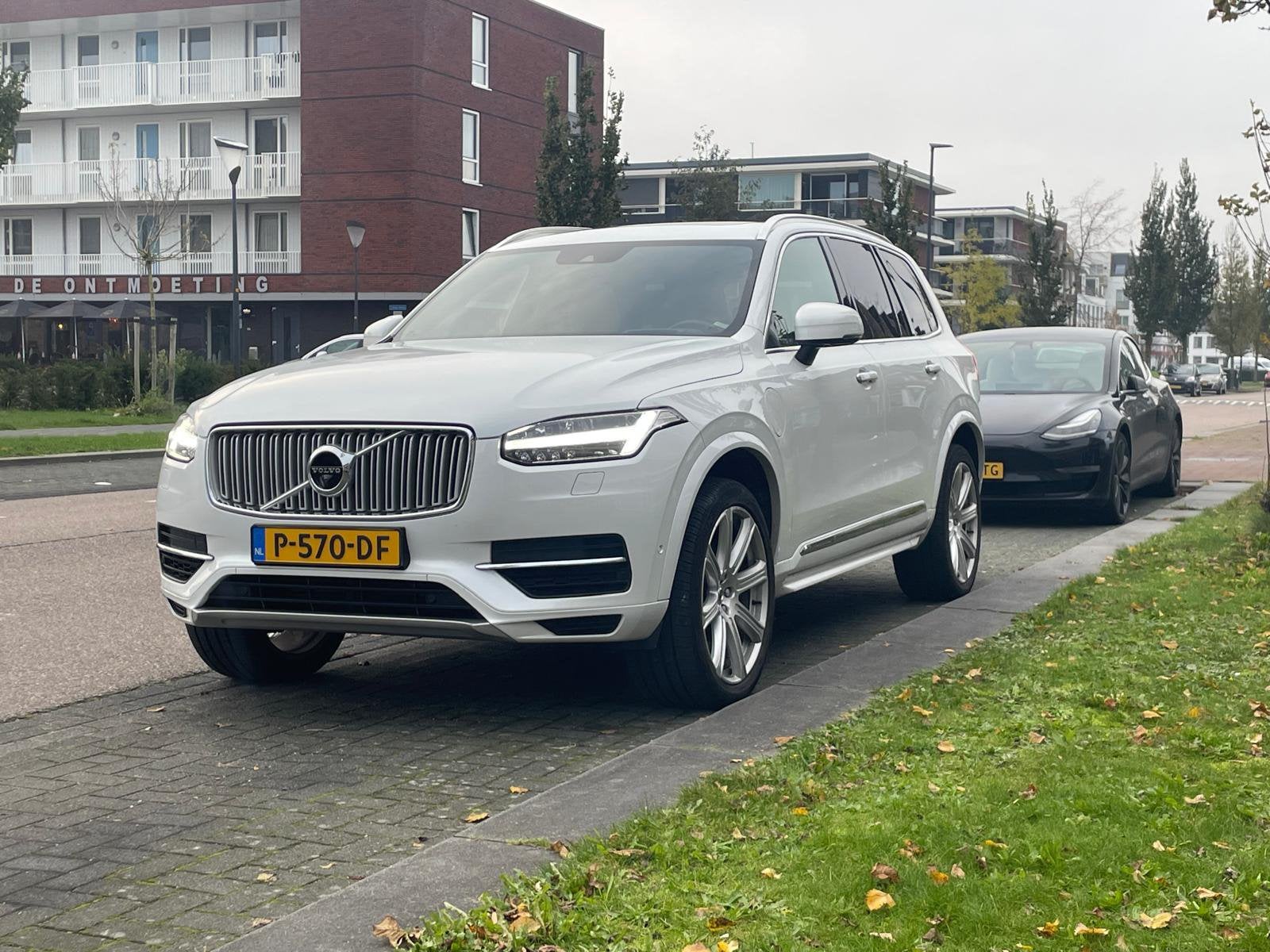 Volvo XC90 2.0 T8 Twin Engine AWD Pi-hy AUT 2017 Wit, Auto's, 407 pk, 1969 cc, 7 stoelen, Wit