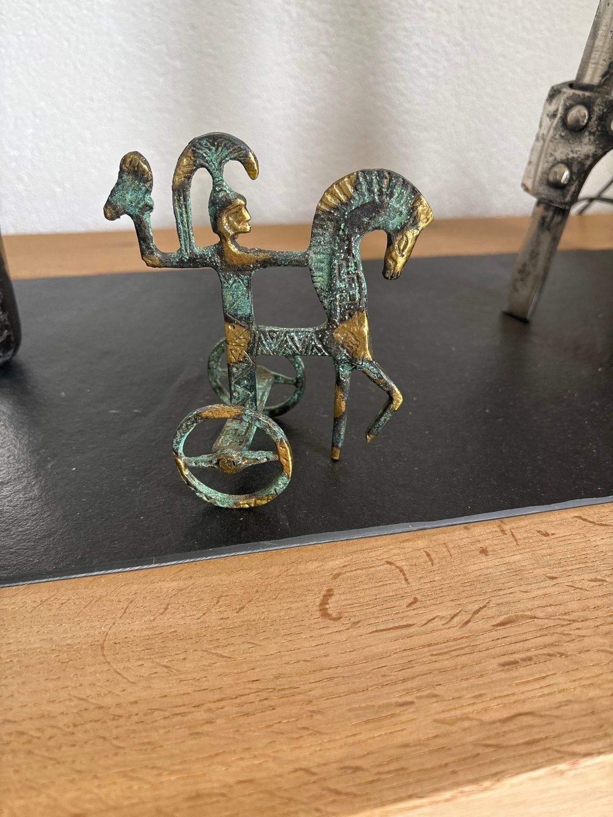Antiek Bronzen Beeldje: Strijdwagen met Figuur en Paard, Ophalen
