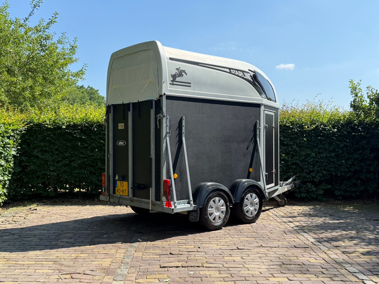 Nette 1.5 paards atec met zadelkamer en kunstof bodem, Dieren en Toebehoren, Ophalen, Zo goed als nieuw, Langenboom, 1½-paards trailer