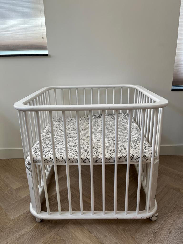 Bobita box met afgeronde hoeken, wieltjes en boxkleed, Kinderen en Baby's, Boxen, Ophalen, Gebruikt, Vierkant, In hoogte verstelbaar