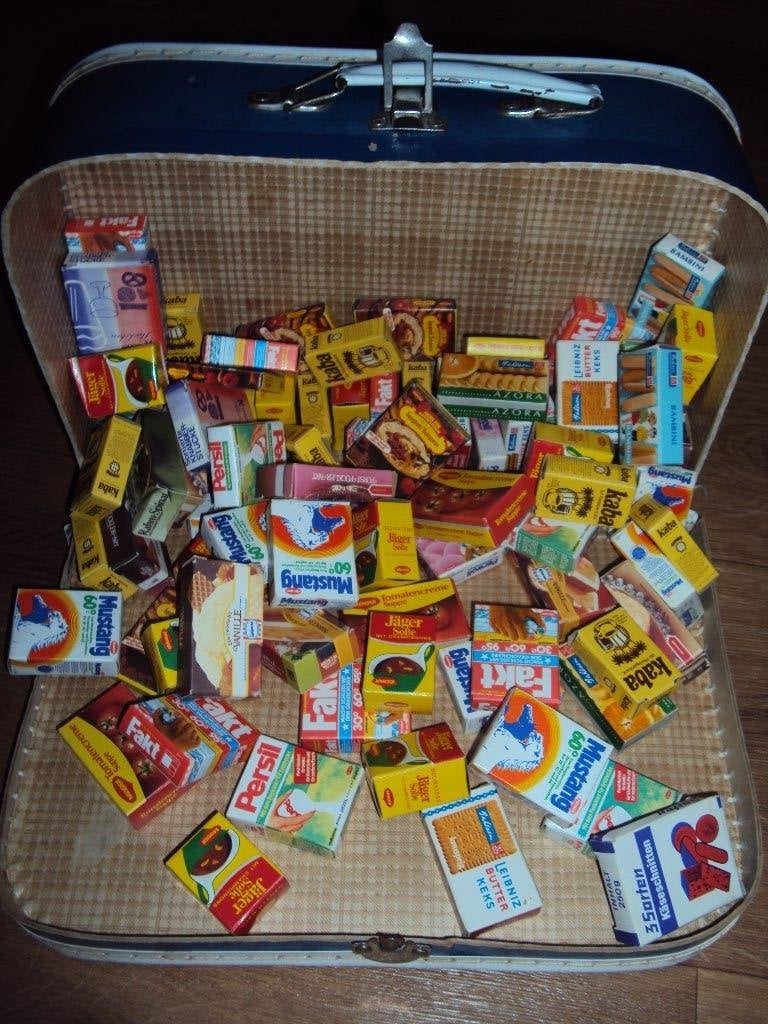 Vintage koffertje met ruim 80 stuks doosjes keukentje winkel, Ophalen of Verzenden, Gebruikt, Overige materialen, Speelkeuken-accessoire