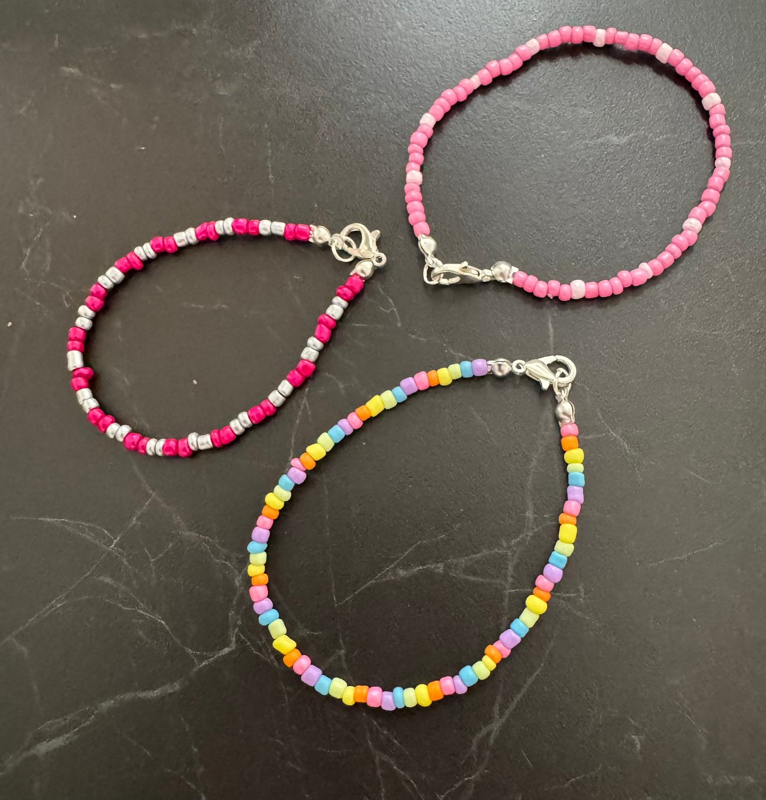 Nieuw vrolijke mooie kralen armbandjes armband, Sieraden, Tassen en Uiterlijk, Kindersieraden, Ophalen of Verzenden, Nieuw, Overige kleuren