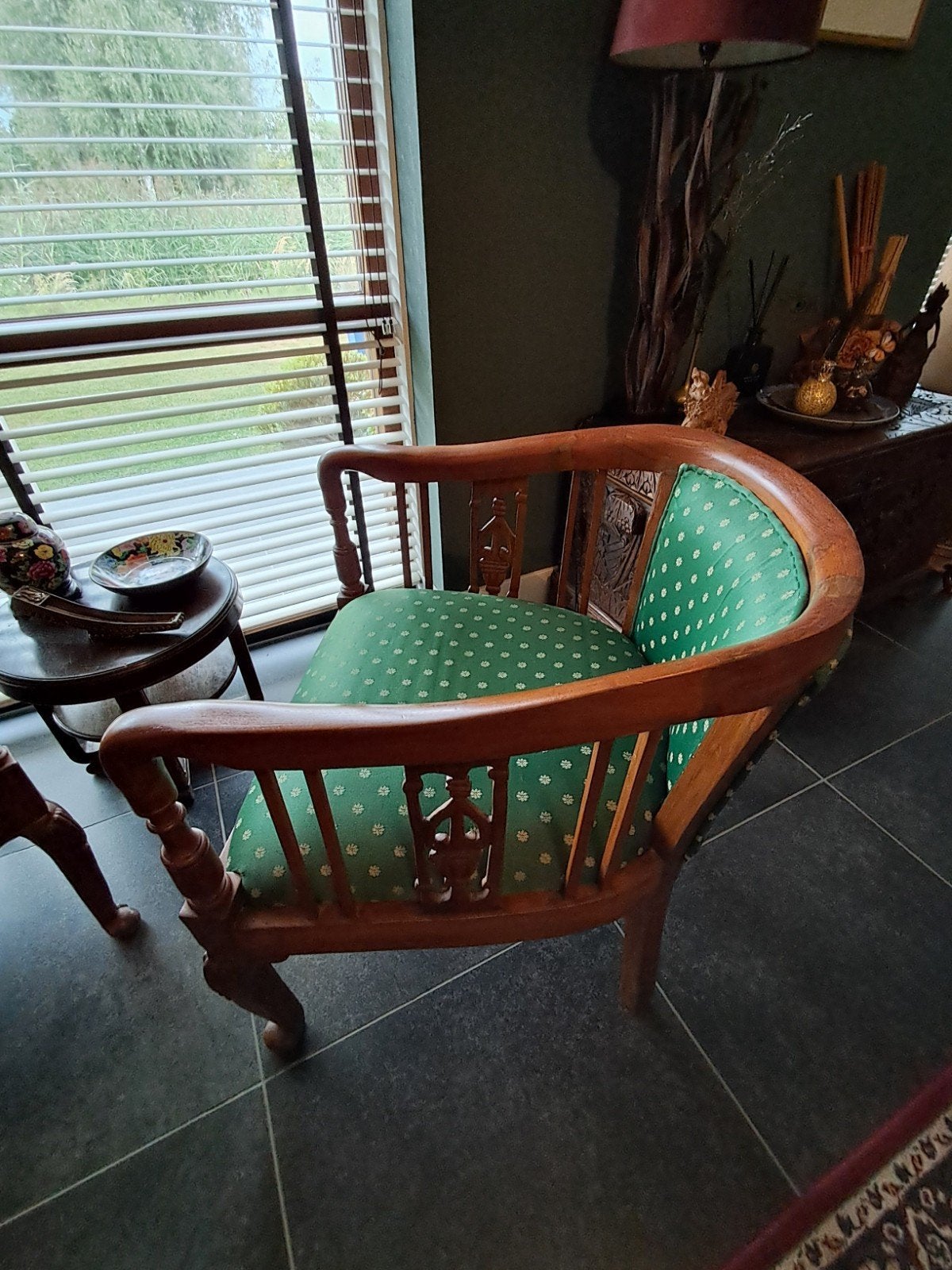 Antieke houten stoel met groene bekleding, Ophalen