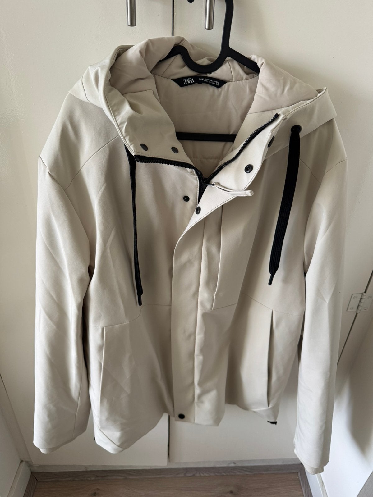 Zara beige jas met capuchon – maat M, Ophalen, Zo goed als nieuw, Maat 38/40 (M), Beige