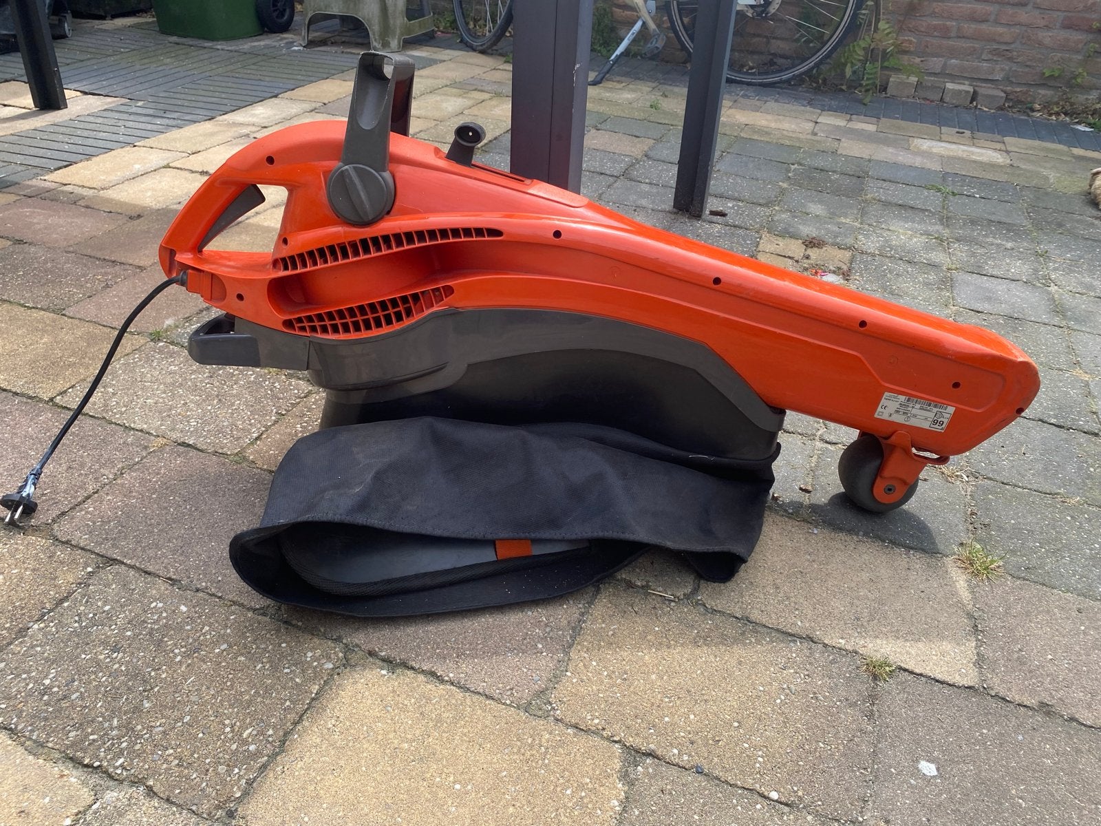 Elektrische bladblazer met zuig- en versnipperfunctie, Ophalen, Gebruikt, Handgedragen, Met opvangzak