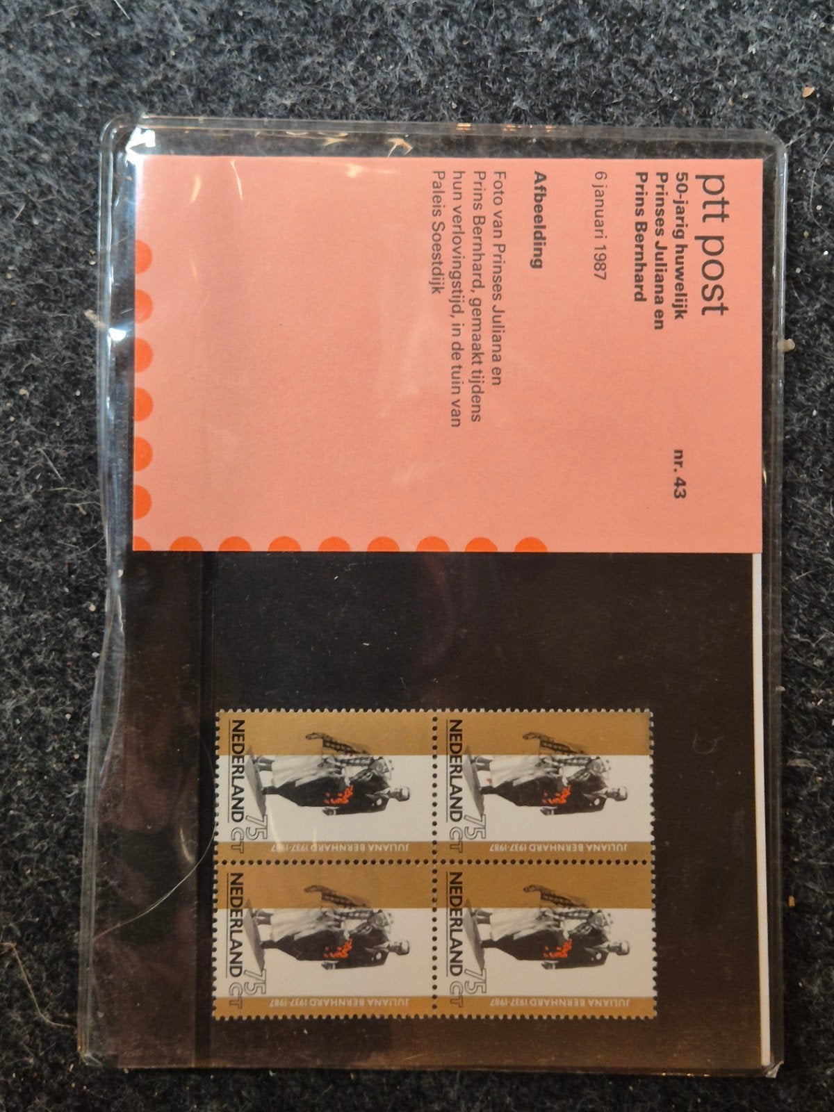 Postzegelvel 50-jarig huwelijk Juliana & Bernhard, Postzegels en Munten, Postzegels | Nederland, Ophalen of Verzenden