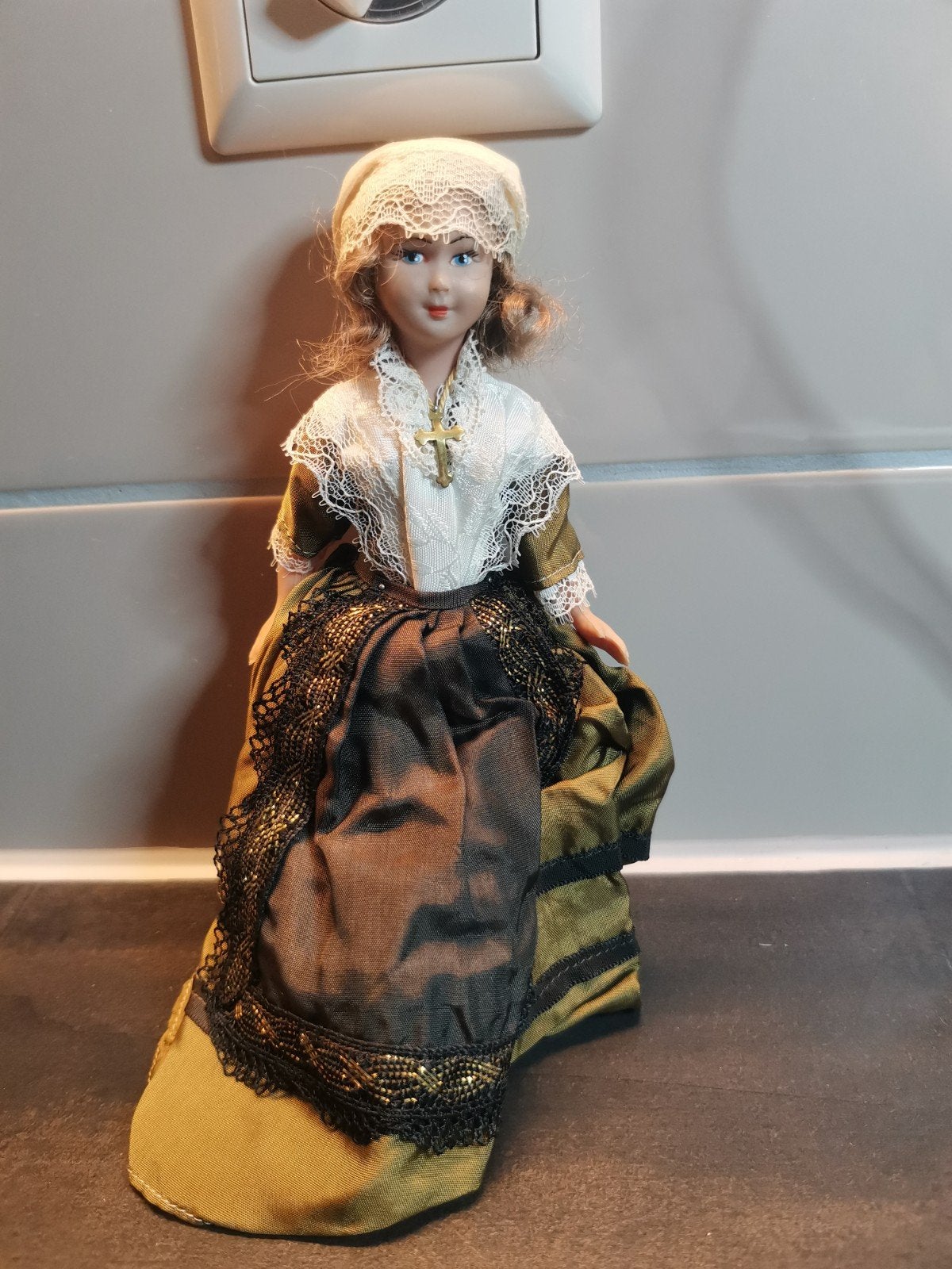 Oud popje in traditionele klederdracht, Ophalen of Verzenden, Gebruikt, Pop