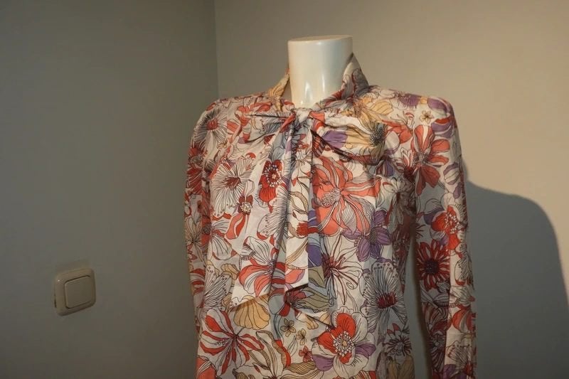 Dea Kudibal prachtige bloemen blouse strik bij de hals S, Kleding | Dames, Zo goed als nieuw, Dea Kudibal, Maat 36 (S), Meerkleurig