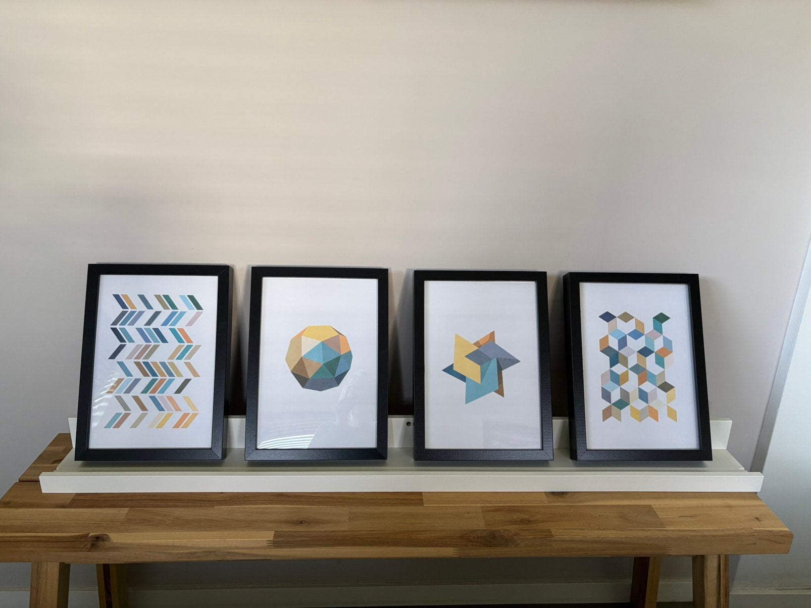 Ikea schilderijenplank met 4 Ribba fotolijsten, Ophalen, Zo goed als nieuw, Wit