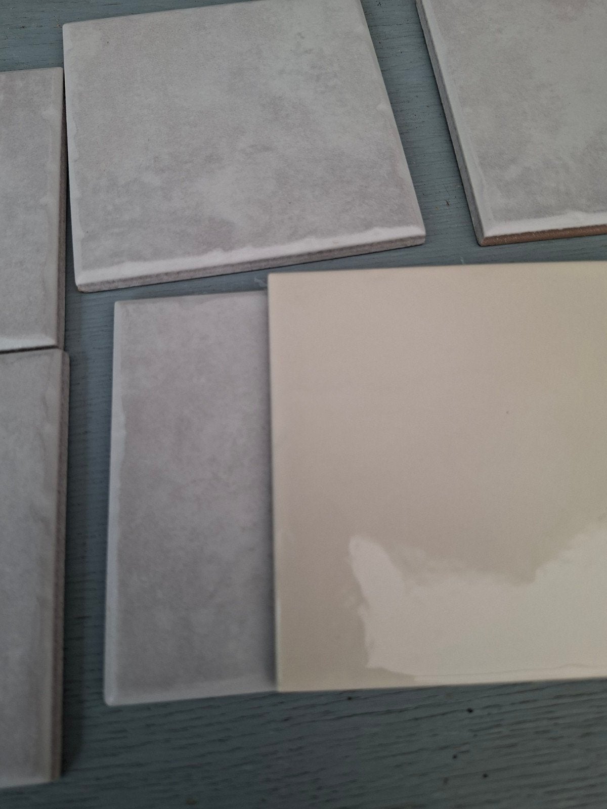 Keramische tegels, Made in Italy 28 roomwit en 30 grijswit, Doe-het-zelf en Verbouw, Tegels, Ophalen, Minder dan 20 cm, Minder dan 5 m²