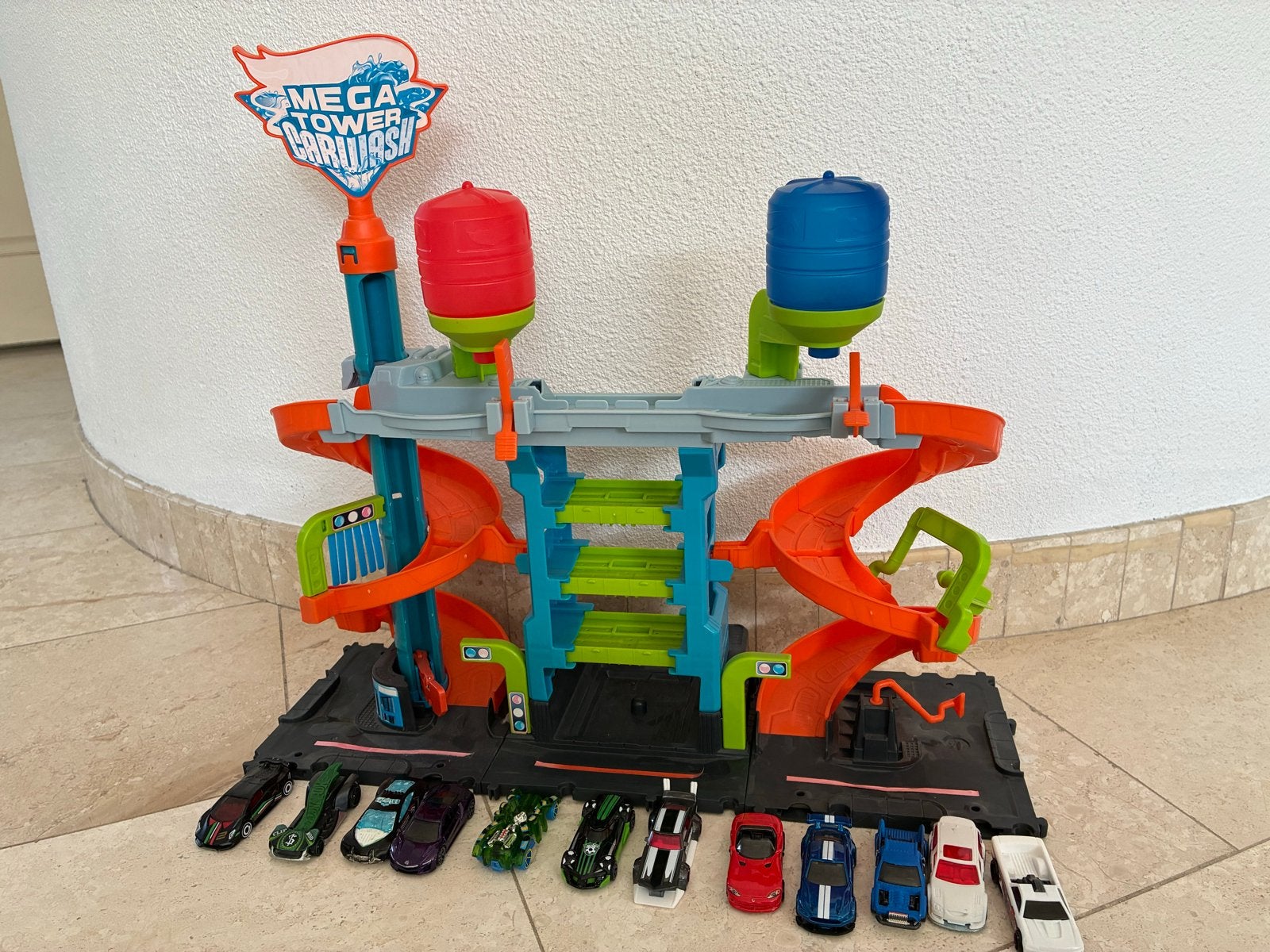 Hot Wheels Mega Tower Carwash met 12 auto's, Ophalen, Zo goed als nieuw