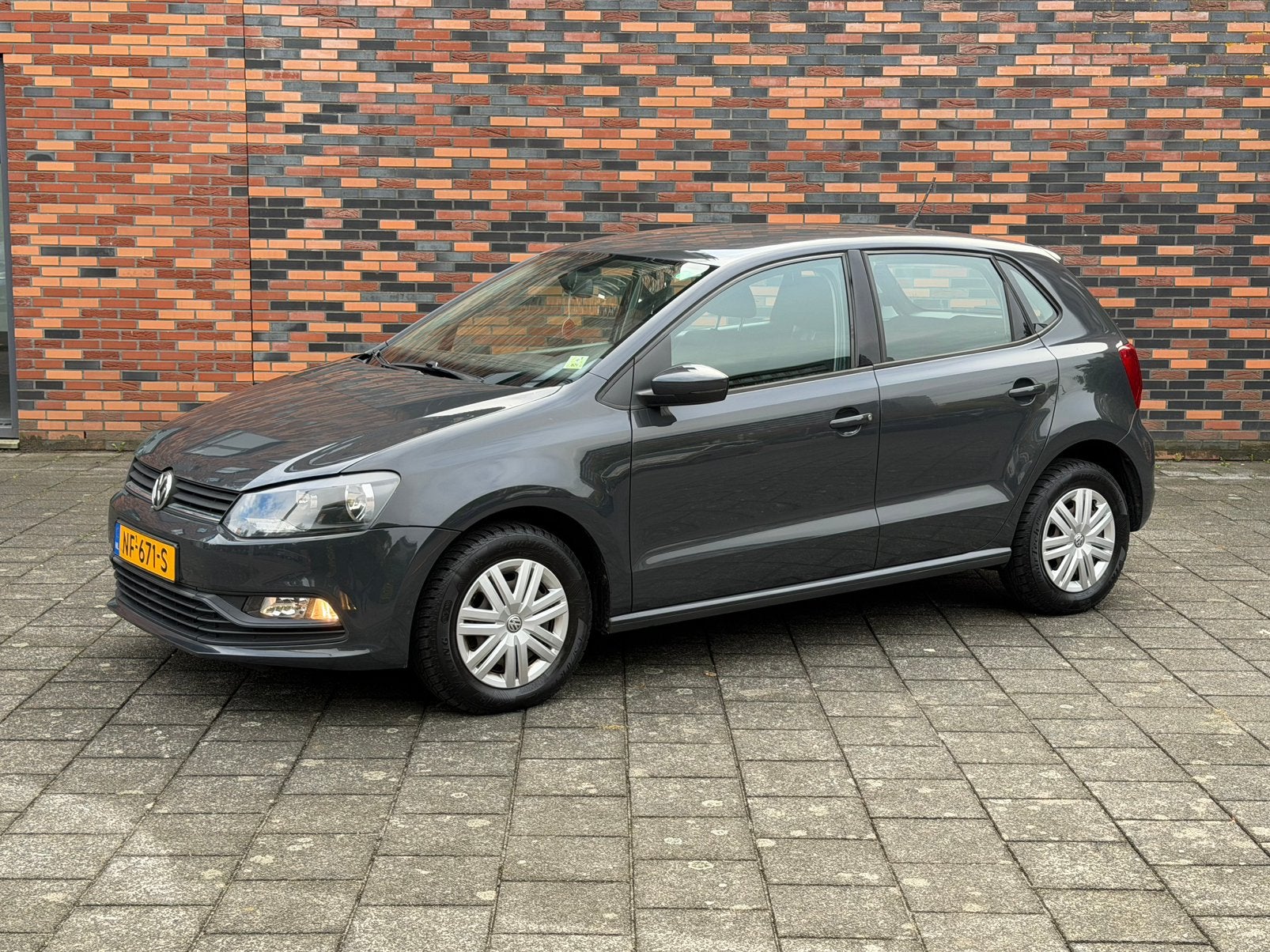 Volkswagen Polo 1.0 MPI 44KW AIRCO/5 DEURS, Voorwielaandrijving, Stof, 40 €/maand, Zwart