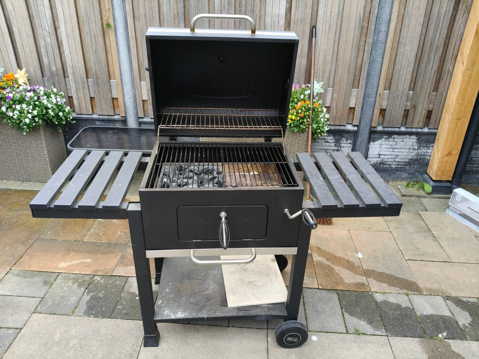 Zwarte BBQ incl fire starter, Ophalen, Gebruikt, Onbekend