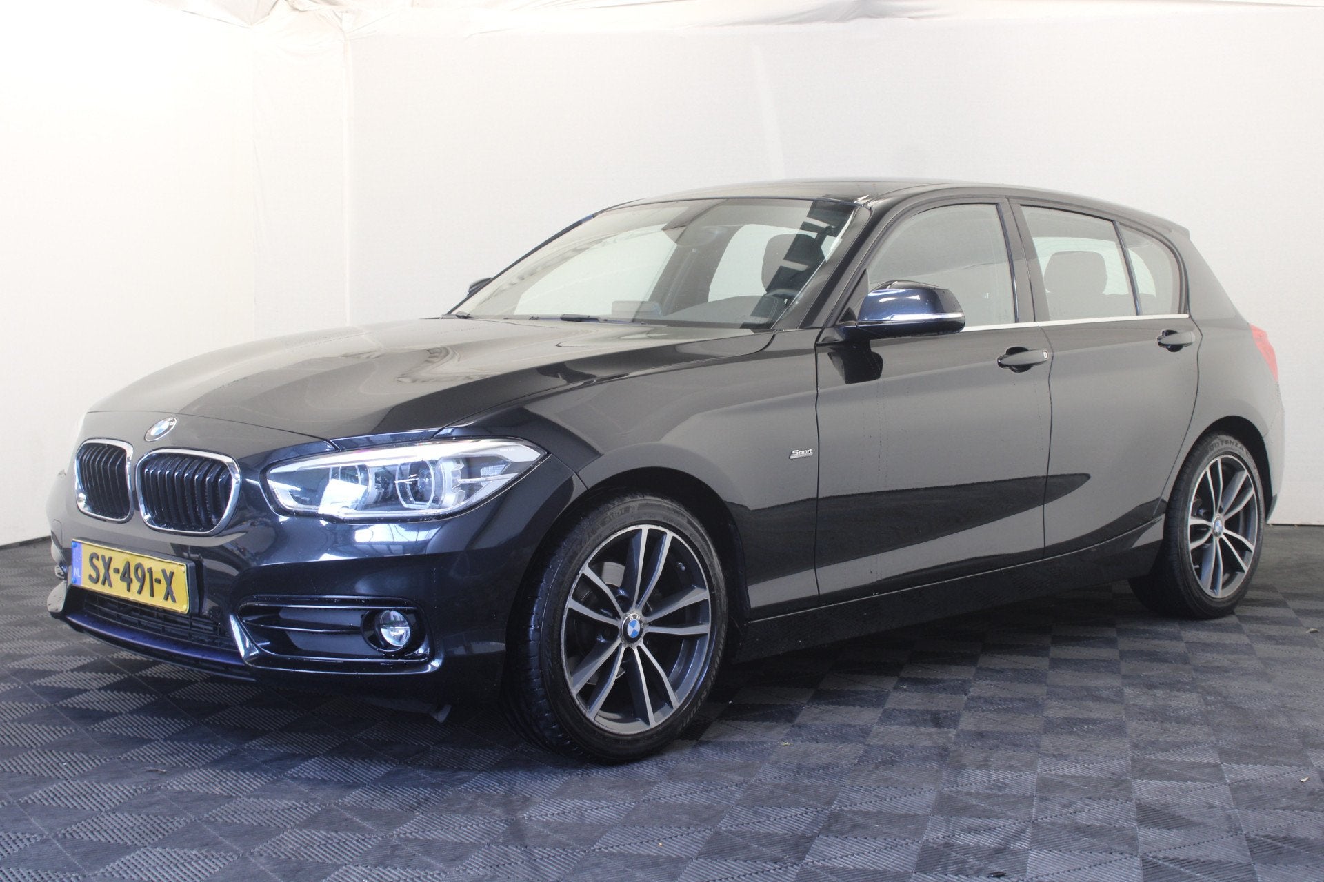 BMW 1-serie 118i Corporate Lease Executive (bj 2018), Gebruikt, Zwart, Bedrijf, 650 kg
