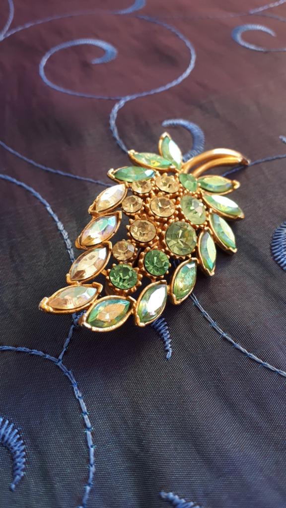 Oude Costume Broche in Groen/Goud/Geel., Ophalen of Verzenden, Overige materialen, Broche