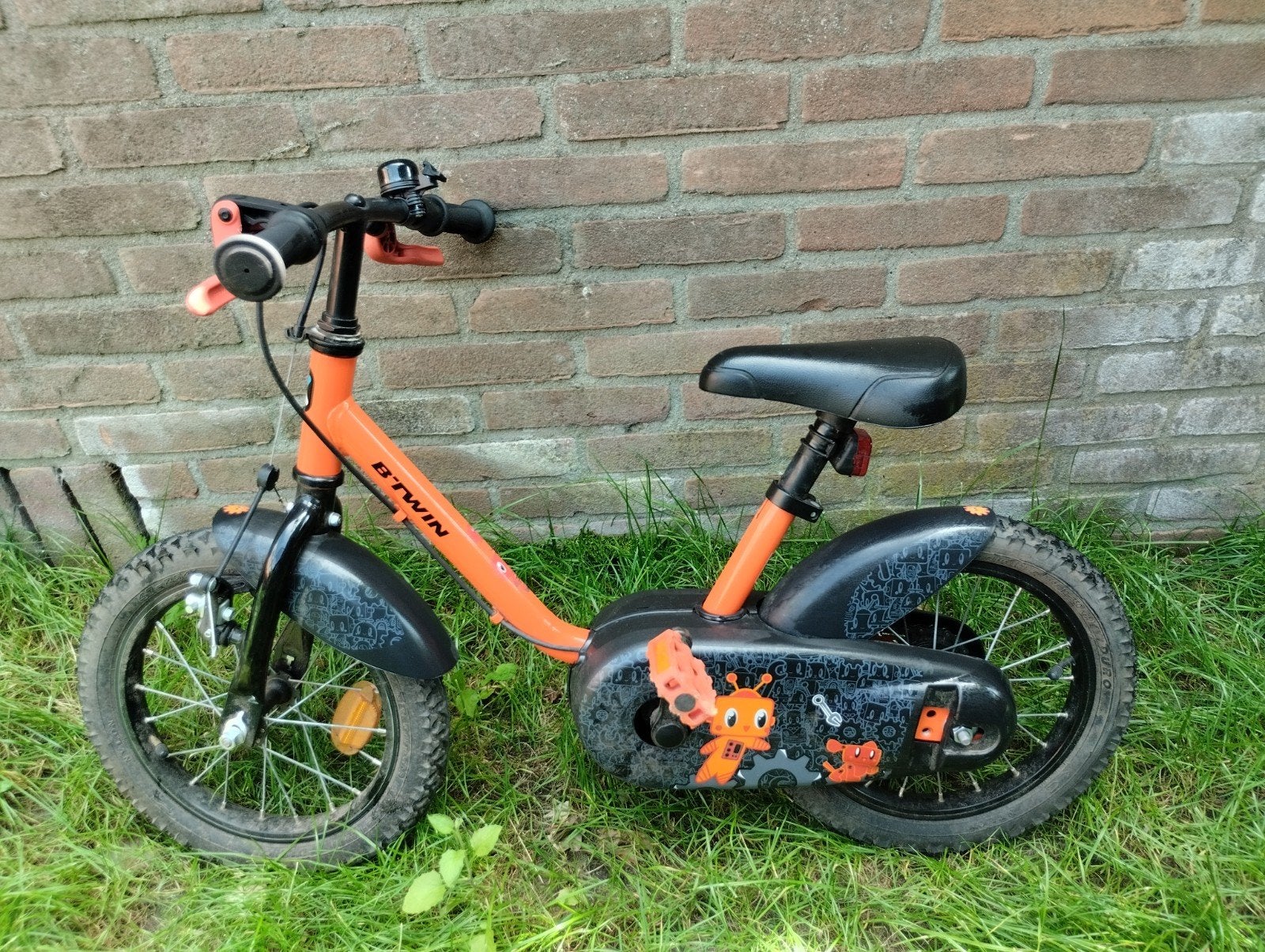 BTWIN  kinderfiets 14  inch met zijwieltjes, helm as cadeau, Ophalen of Verzenden