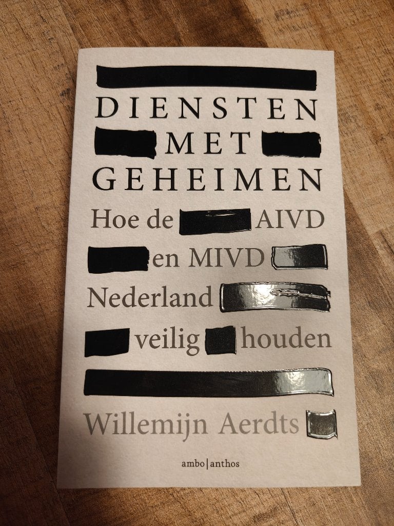 Diensten met geheimen, Ophalen of Verzenden, Zo goed als nieuw, Politiek en Staatkunde, Nederland