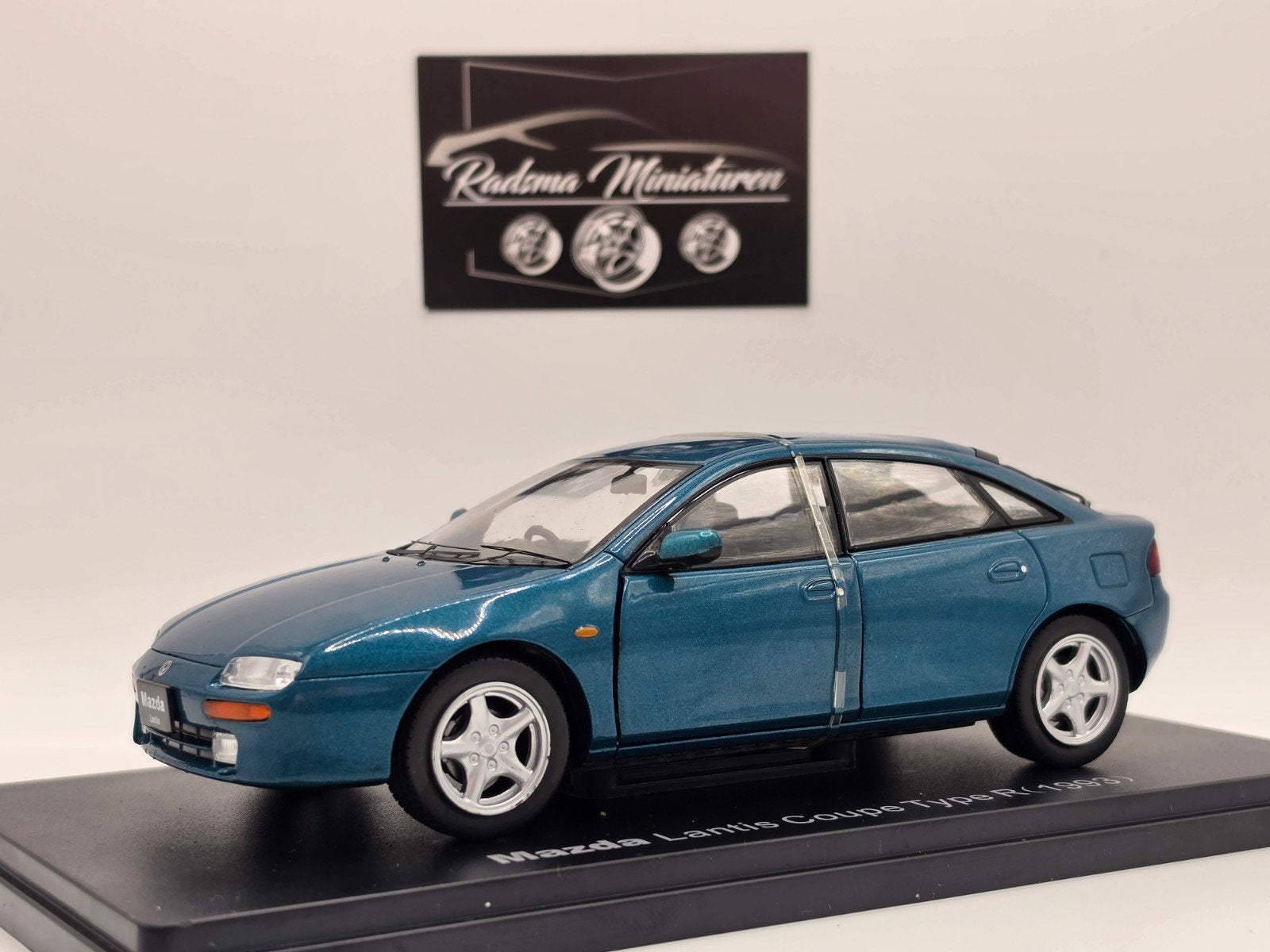 Mazda 323F BA (Lantis) - Groen - 1:24 Japan Ixo Hachette, Hobby en Vrije tijd, Overige merken, Auto, Nieuw, Ophalen of Verzenden