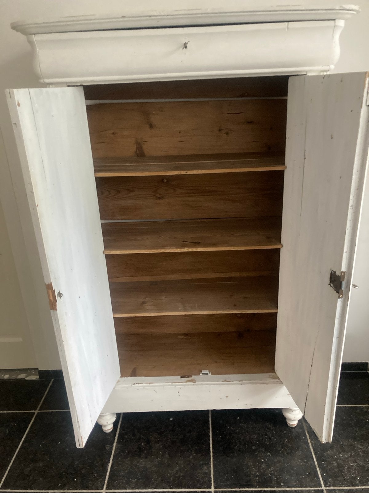 Antieke brocante kast, meidenkast, wit geverfd, met planken, Ophalen