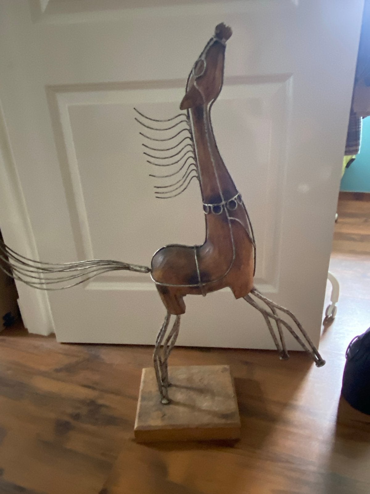 Uniek Houten Paard Beeld met Metaalaccenten, Ophalen, 50 - 100 cm, Beeld, Hout