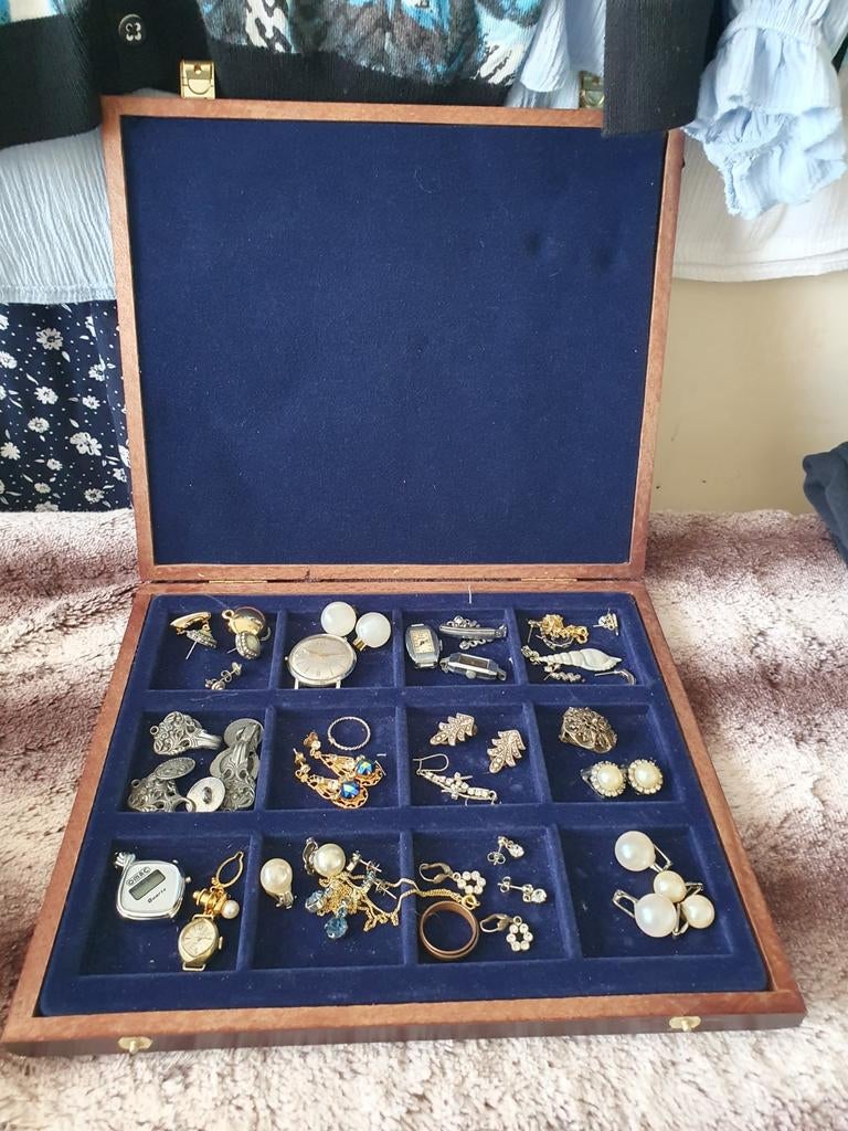 Kist met allemaal vintage sieraden, Ophalen of Verzenden, Overige materialen